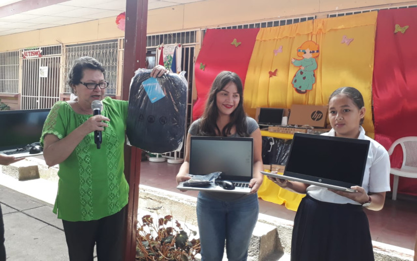 Mined entrega computadoras a la Escuela Especial La Amistad en Matagalpa