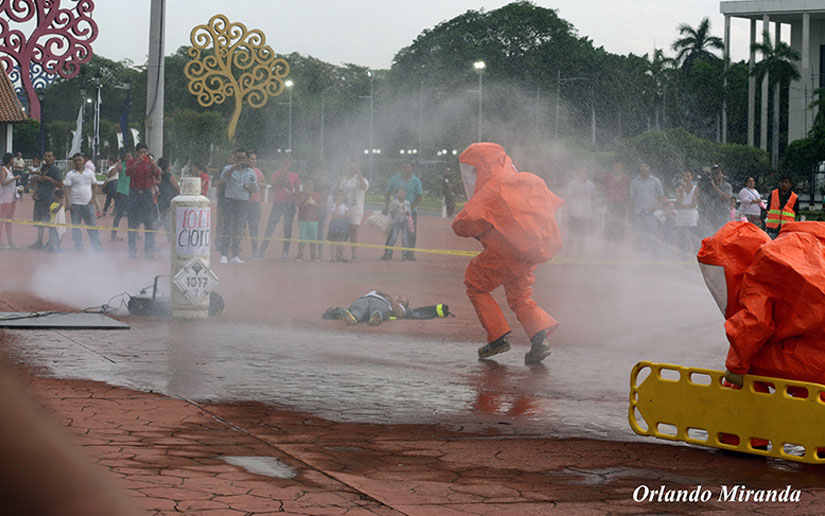 Bomberos realizan demostración contra incendios en el Paseo Xolotlán