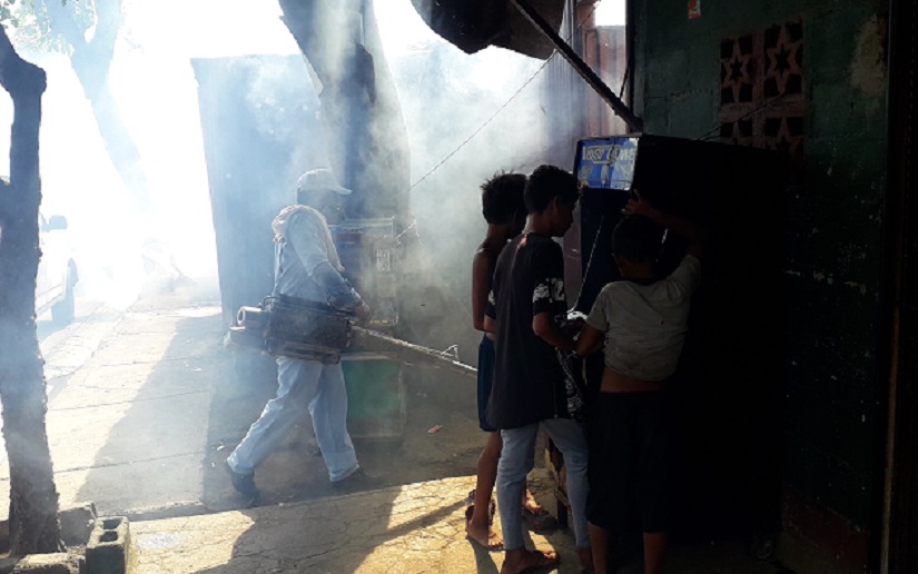 Pobladores del barrio Rubén Darío participan en nueva jornada de fumigación