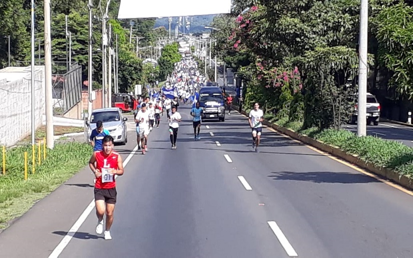 Jóvenes sensibilizan a la población sobre la defensa del medio ambiente a través de un maratón