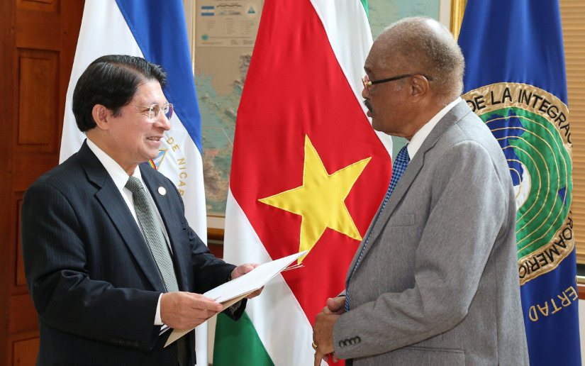 Embajador de Surinam entrega Copias de Estilo en Cancillería de Nicaragua 