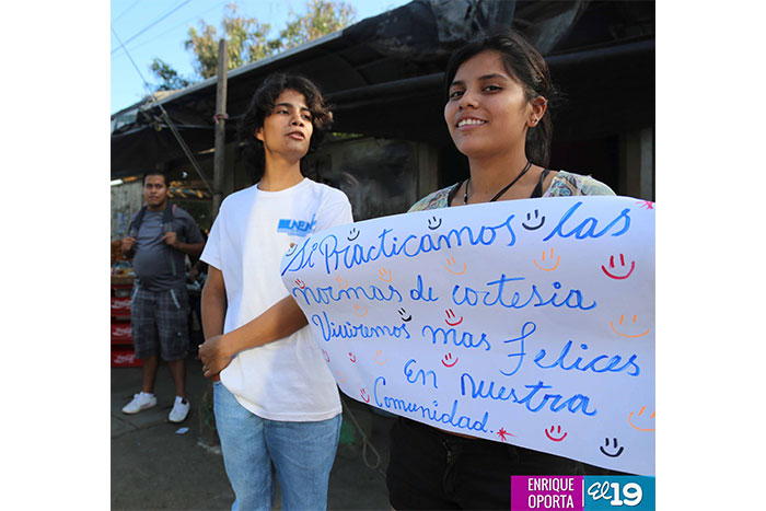 Jóvenes incentivan a la población a realizar buenas prácticas de cortesía