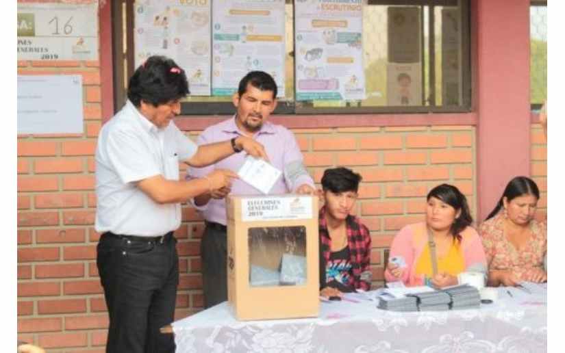 Evo Morales vota en comicios generales de Bolivia