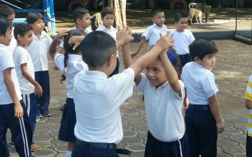¿Cómo se promueven los juegos tradicionales desde las escuelas en Nicaragua?