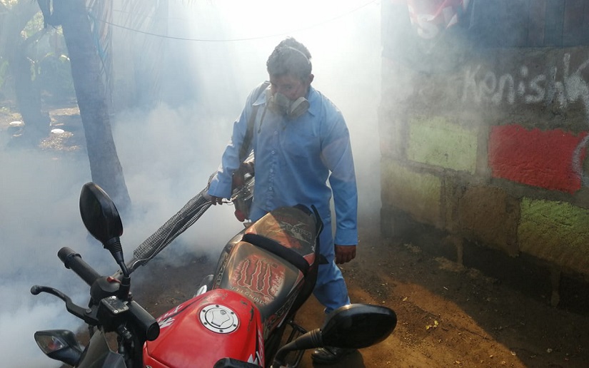 Minsa fumiga viviendas del barrio Andrés Castro del distrito III de Managua