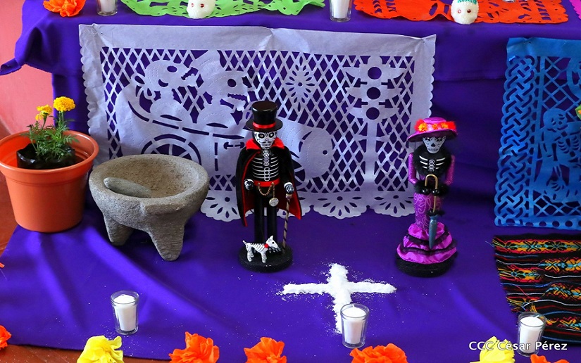 Granada conmemora Día de los Muertos con altar tradicional mexicano