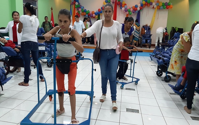 Gobierno Sandinista entrega sillas de ruedas y equipos de crecimiento a niños de Masaya