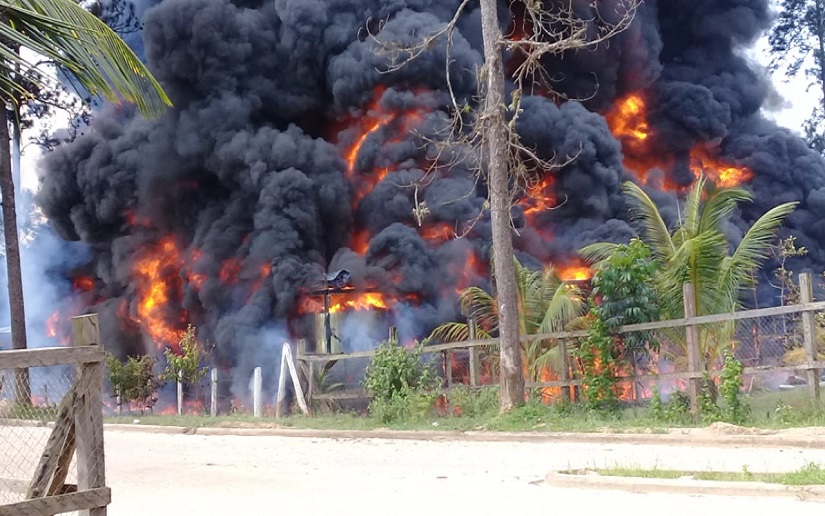 Bodega llena de resina de pino se incendia en Waspam
