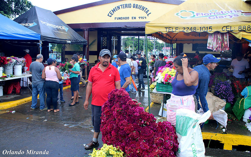 Nicaragüenses iniciaron visitas a los cementerios este 1 de noviembre