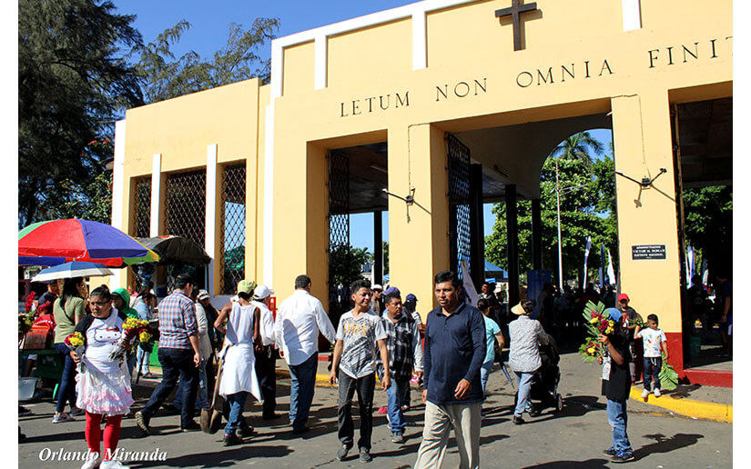 Nicaragüenses visitan camposantos en el Día de los Difuntos