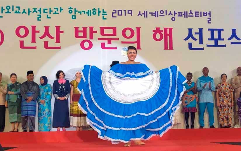Presentan traje nacional de Nicaragua en Corea 