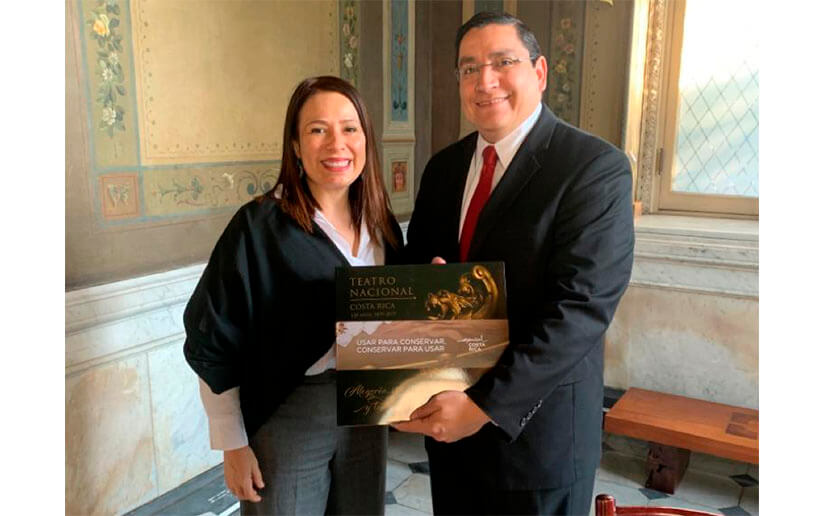 Embajador de Nicaragua en Costa Rica visita a la directora del Teatro