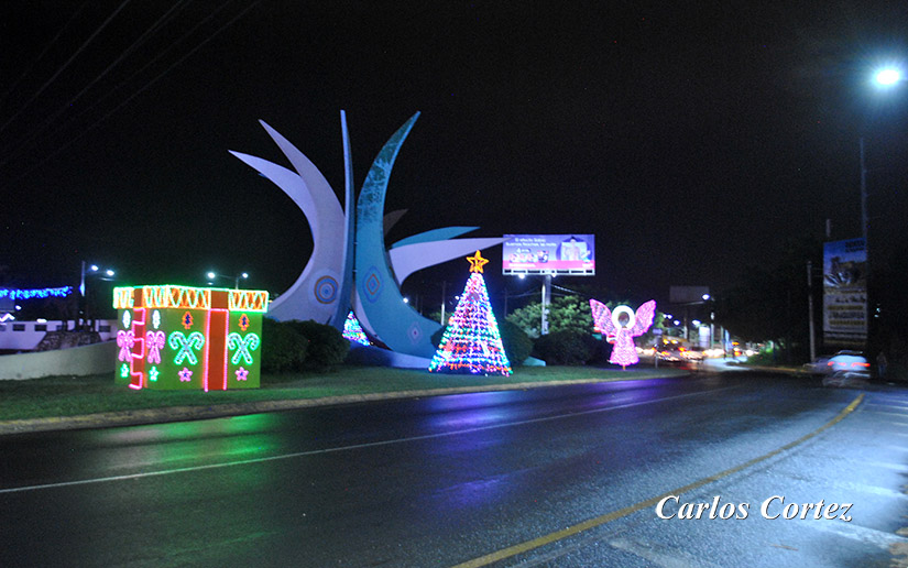 Instalan adornos navideños en avenidas de Managua