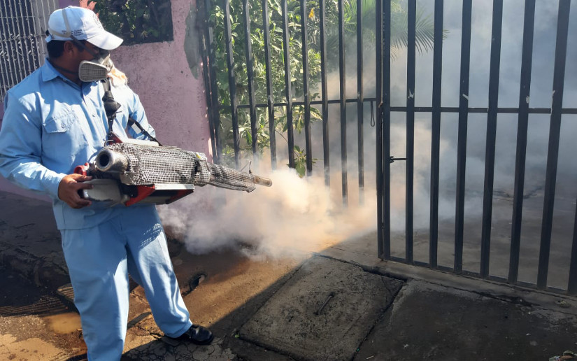 Desarrollan jornada de fumigación en el barrio Francisco Meza