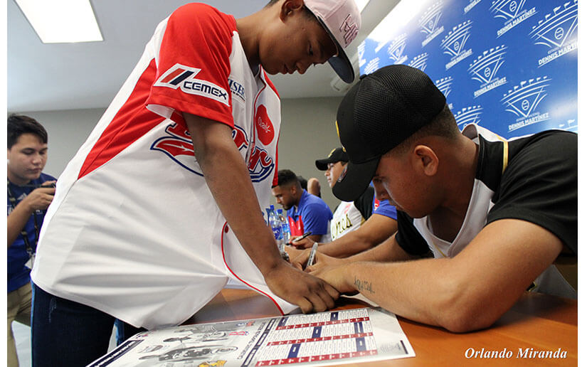 Peloteros de Liga de Béisbol Profesional participan de firma de autógrafos con fanáticos