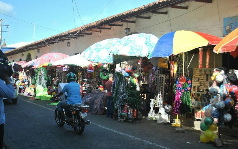 Comerciantes de León listos para la temporada de fin de año