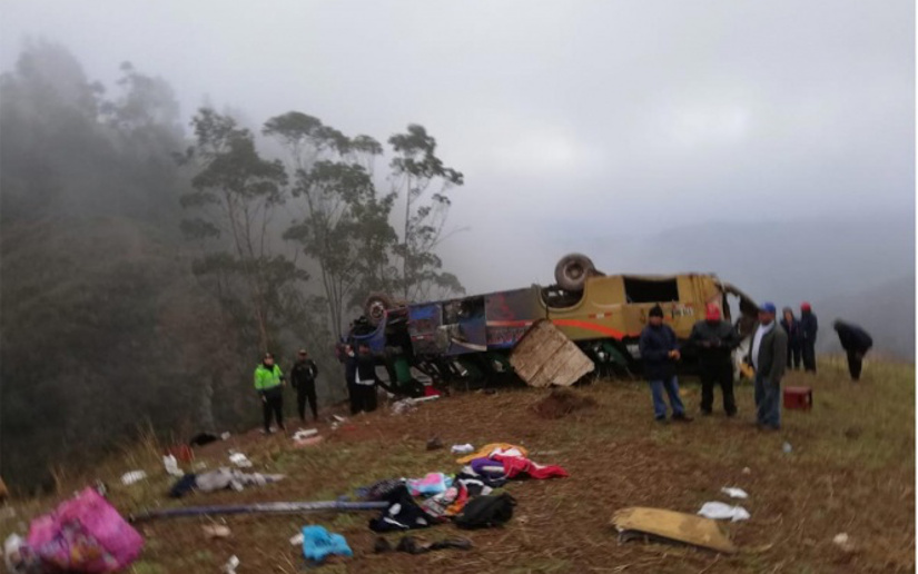 Ocho muertos y más de 40 heridos al caer bus en barranco en Perú