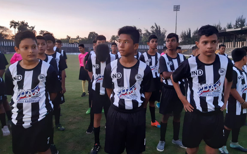 Autoridades entregan uniformes a niños futbolistas de Diriamba - El 19 Digital