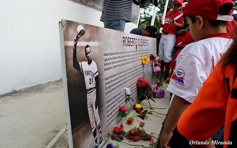Deportistas nicaragüenses depositan flores en honor a Vera Zavala, viuda del pelotero Roberto Clemente