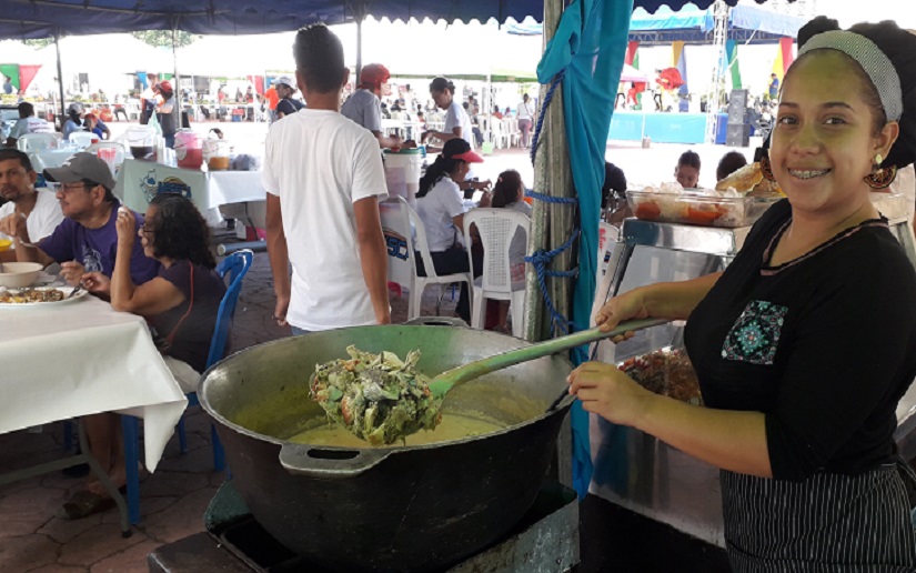 Fanáticos de los mariscos visitan la Feria del Mar en Plaza 22 de agosto