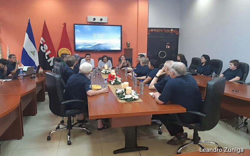 Gedeones de Canadá visitan el Ministerio de Educación