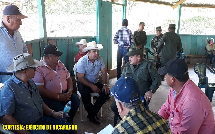 Ejército de Nicaragua se reúne con ganaderos de Paiwas, La Cruz de Río Grande y Matiguás