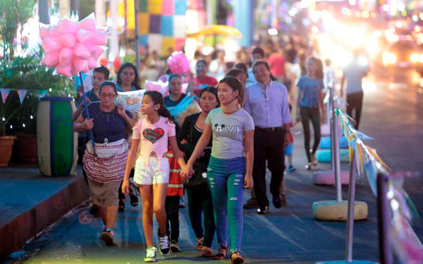 Feria del Comercio Navideño abarrotada este fin de semana en la Avenida de Bolívar a Chávez