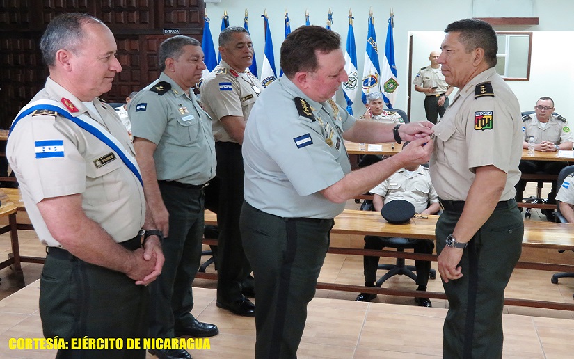 General Julio César Avilés condecora a personal de las Fuerzas Armadas de Honduras