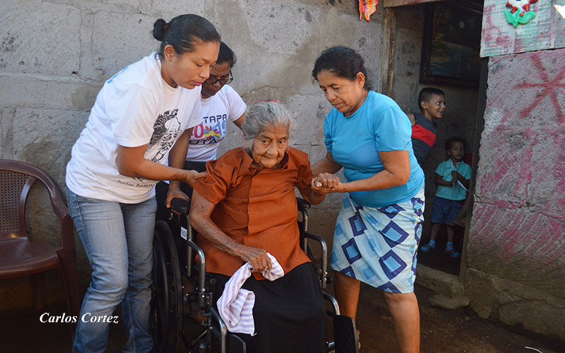 Gobierno de Nicaragua entrega sillas de ruedas a protagonistas en Managua