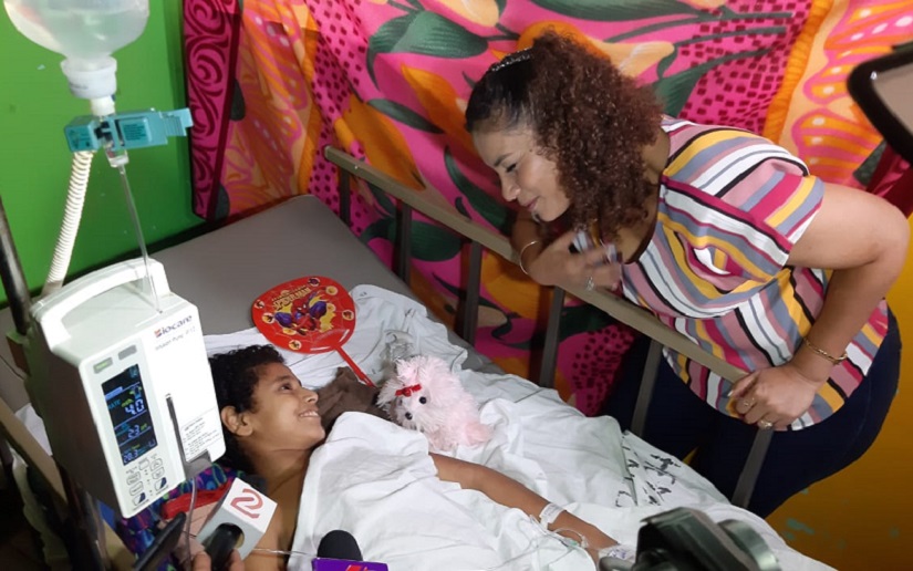 Niños de la sala de oncología del hospital La Mascota reciben juguetes