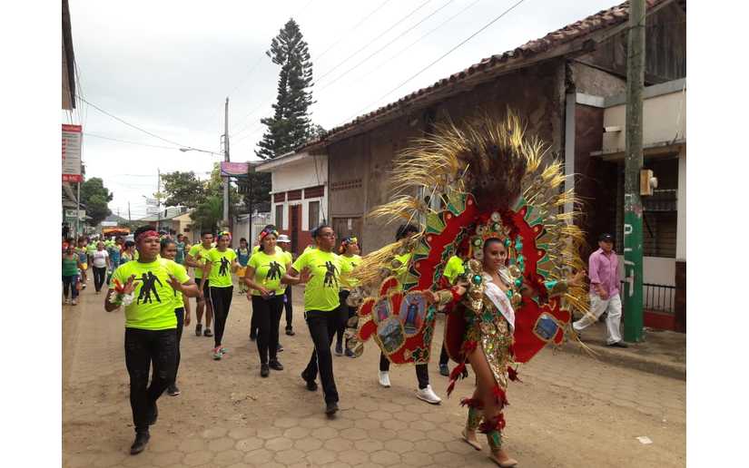 Familias de Juigalpa reciben el año nuevo con alegre carnaval