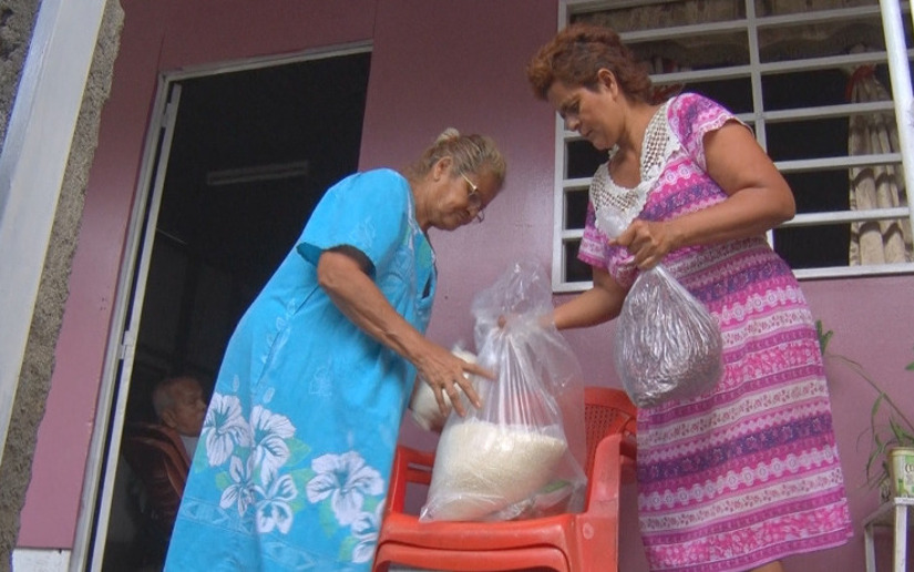 Familias del barrio Riguero de Managua reciben paquetes de alimentos