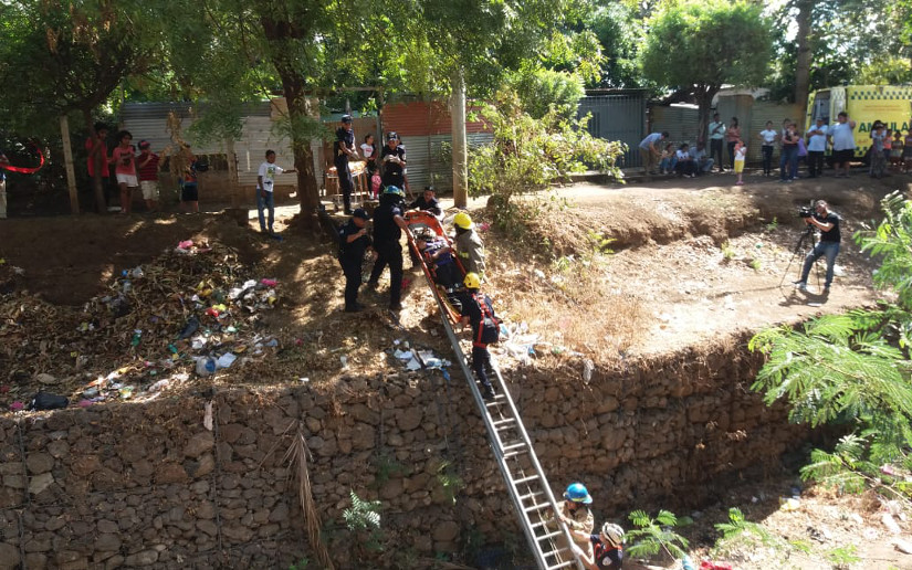 Bomberos Ensayan Rescate Vertical En Un Cauce De Managua
