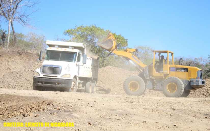 Rehabilitan camino en el municipio de Pueblo Nuevo