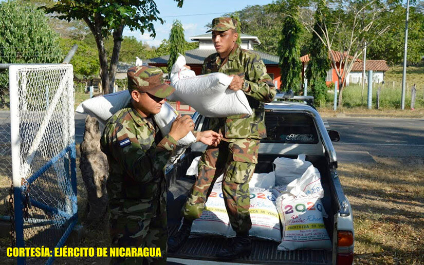 Efectivos militares participan en el traslado de la merienda escolar