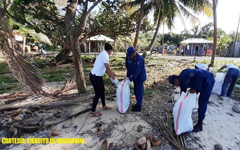 Fuerza Naval participó en jornada de limpieza en playa de Corn Island
