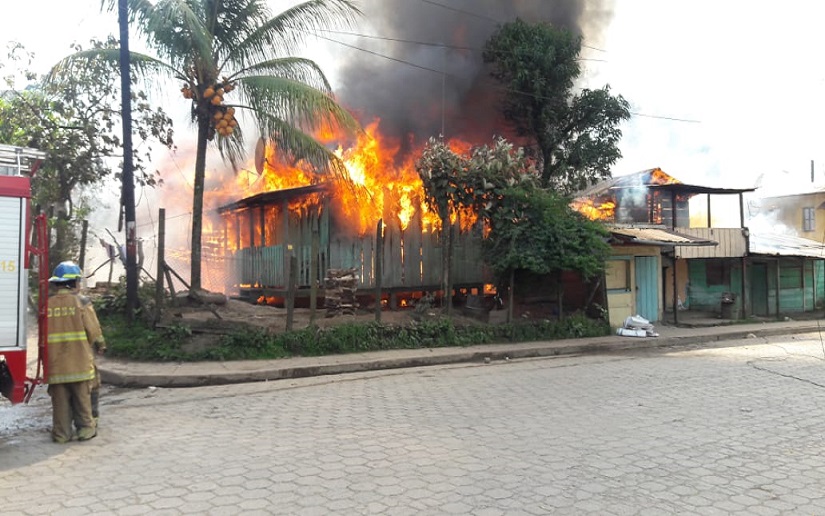 Incendio arrasa con seis viviendas en Bonanza