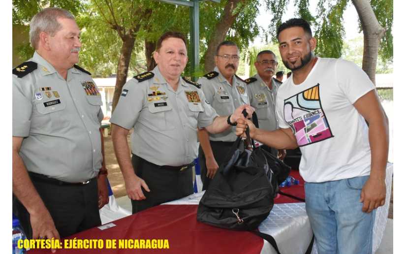 Entregan uniformes y útiles deportivos a los Dantos