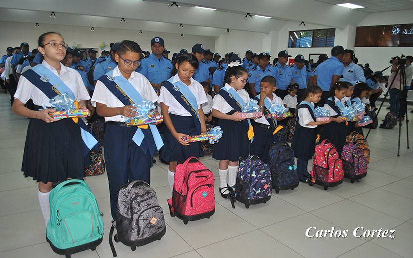 Entregan paquetes escolares a hijos de Policías en Nicaragua