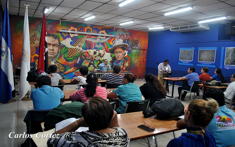 Bibliotecarios de Managua reciben charla sobre la visión política de Rubén Darío