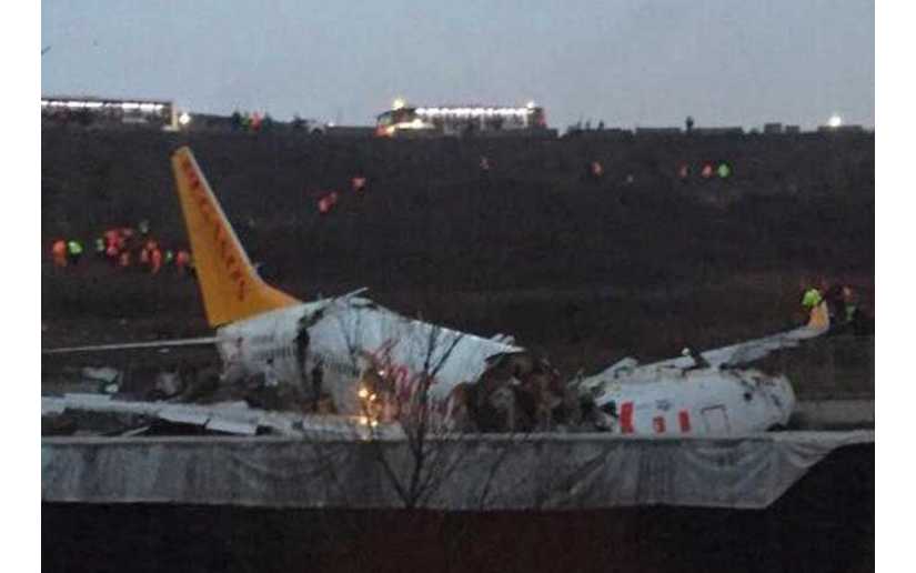 Avión se parte en tres en Estambul