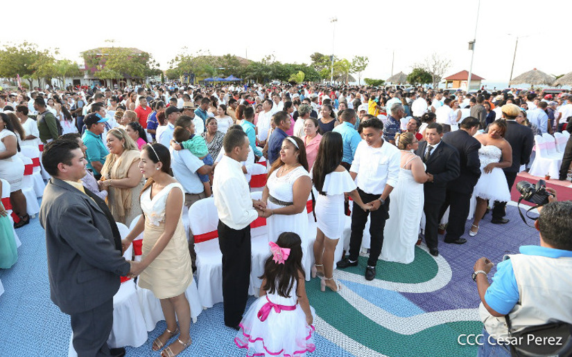 Más de 400 parejas se juran amor eterno en bodas de Tu Nueva Radio Ya