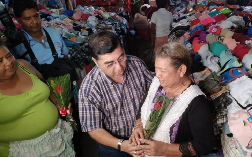 Vicealcalde de Managua obsequia rosas en mercado Iván Montenegro por el día del amor y la amistad