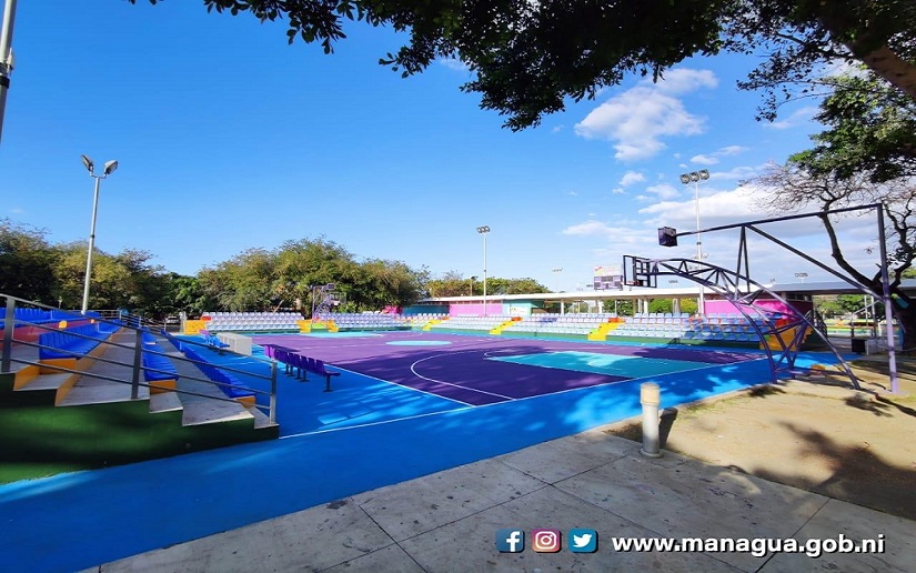 Alcaldía de Managua da mantenimiento a canchas del Parque Luis Alfonso Velásquez