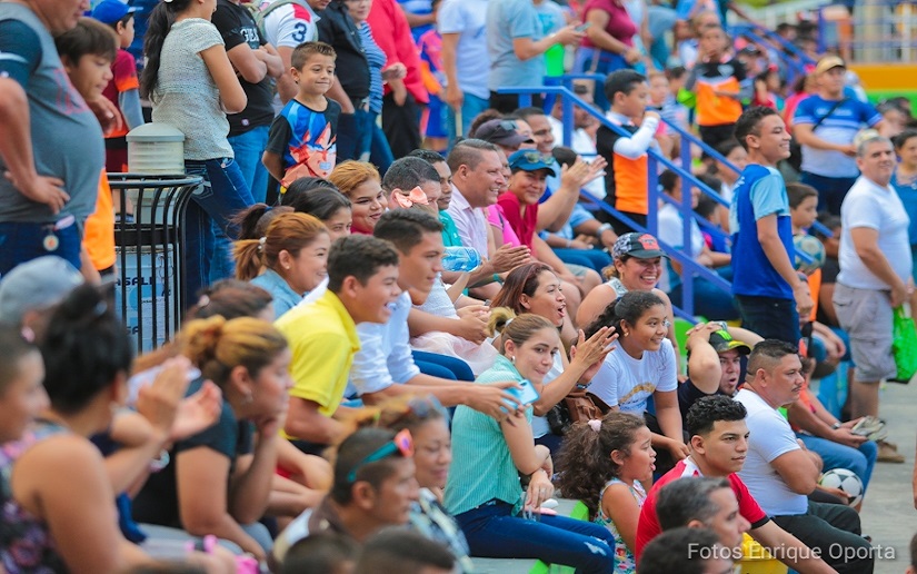 Familias nicaragüenses disfrutan de espacios de recreación en Managua