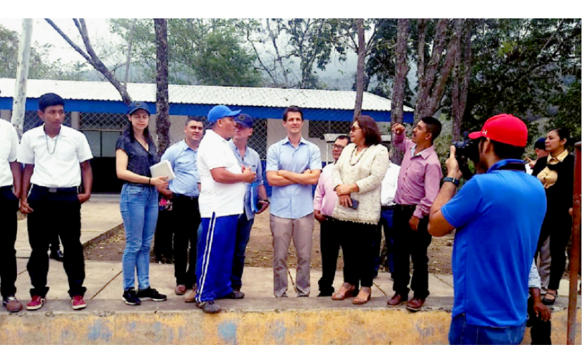 Delegación de la UE visita escuela Rubén Darío en San Dionisio