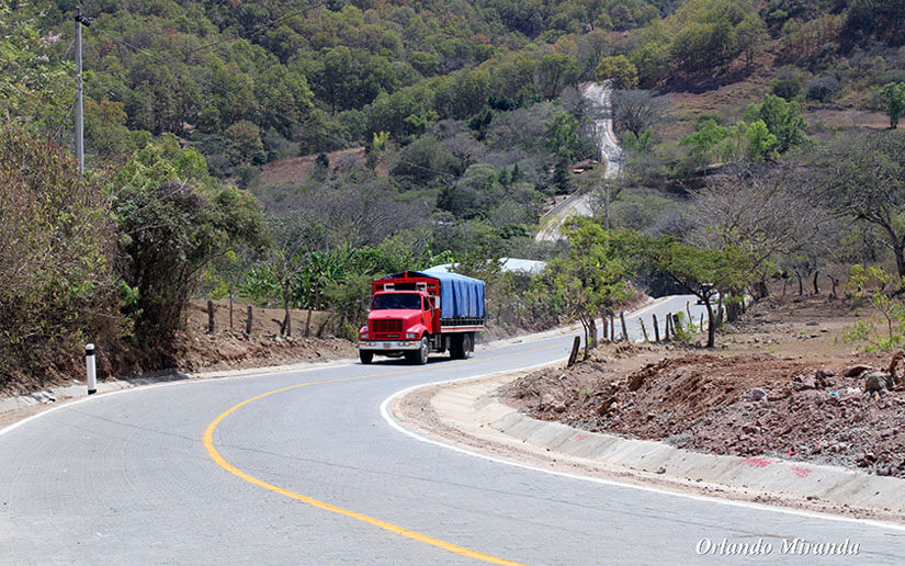 Avanza construcción de carretera hacia La Estanzuela
