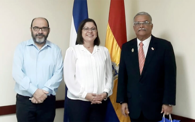 Embajador de Panamá realiza visita de cortesía al CNU