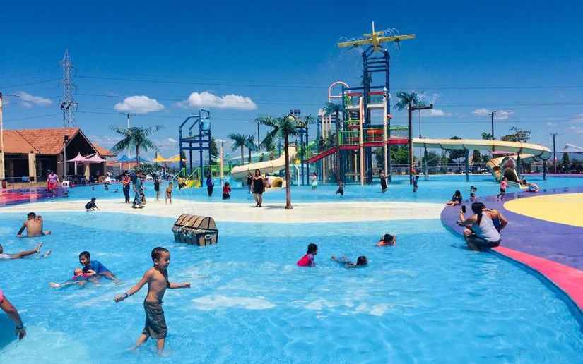 Familias se refrescan en Xilonem y en el parque acuático