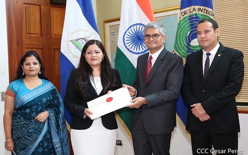 Nuevo embajador de la India en Nicaragua presenta copias de estilo